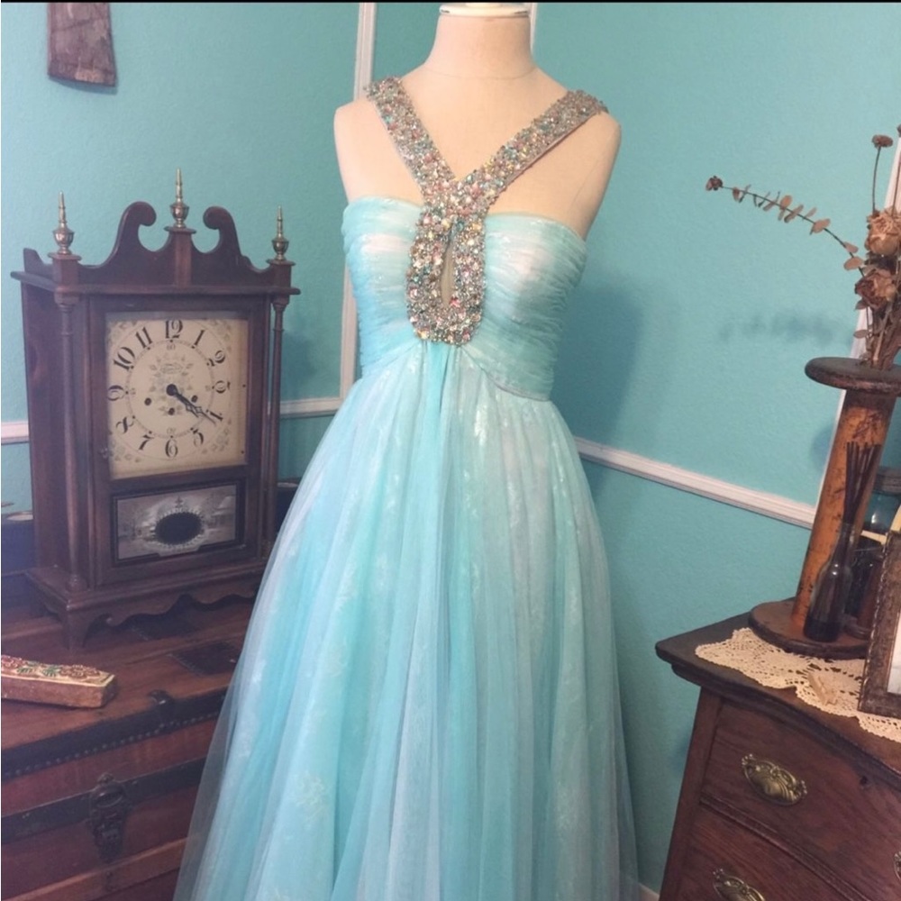 SHERRI HILL - BEAUTIFUL PROM DRESS IN GARMENT BAG (Excellent Used Condition)